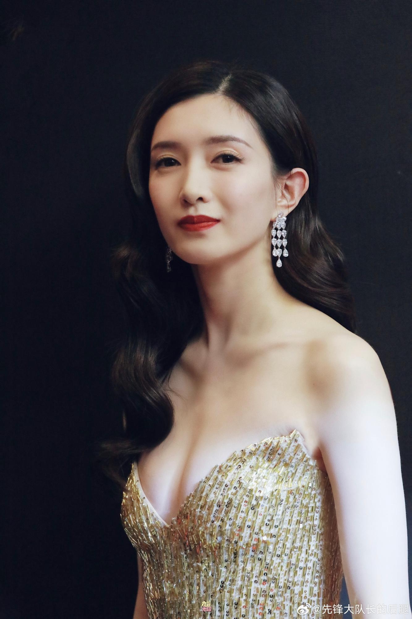 江疏影金色抹胸礼服端正大气[4]