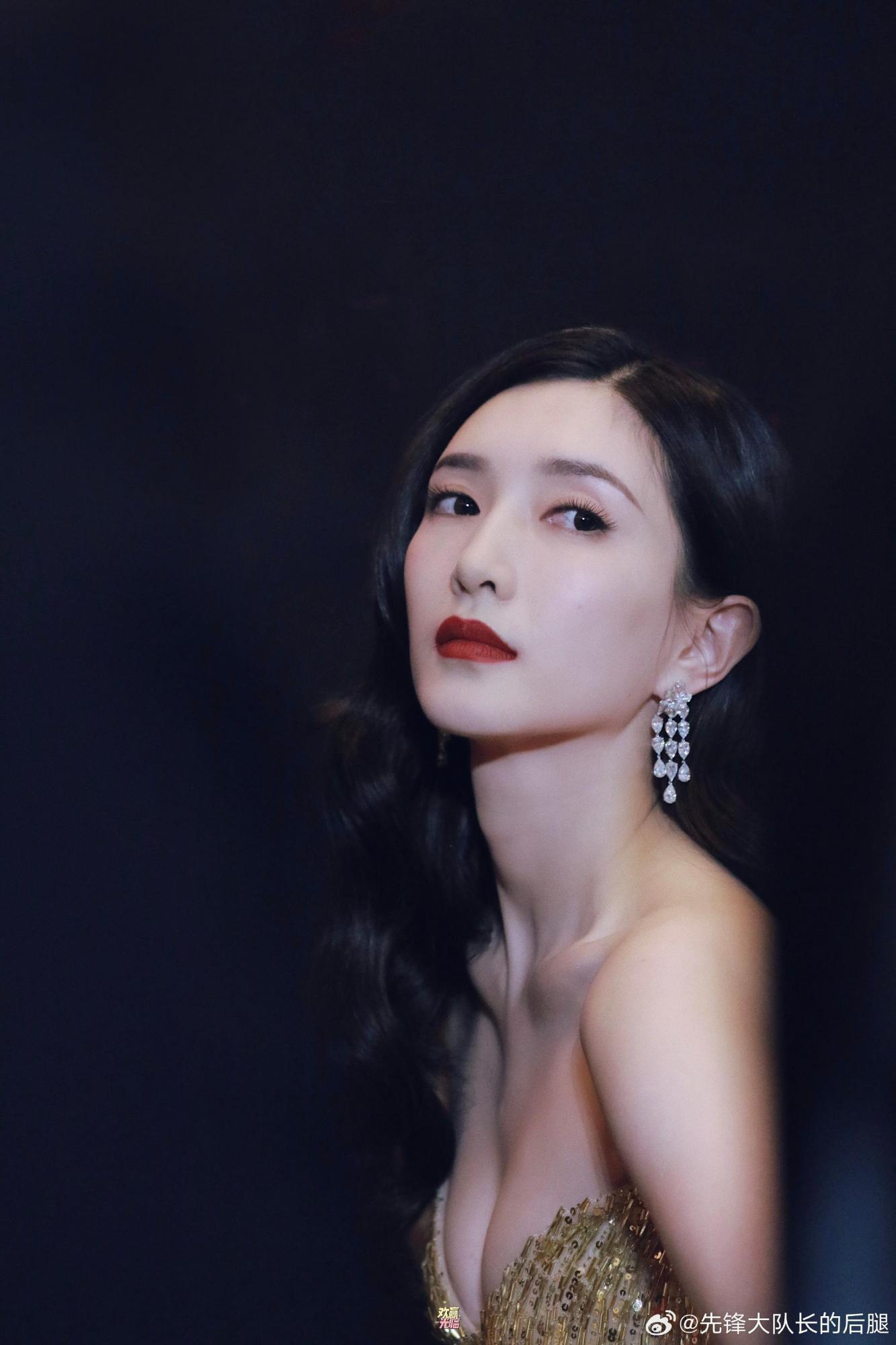 江疏影金色抹胸礼服端正大气[8]