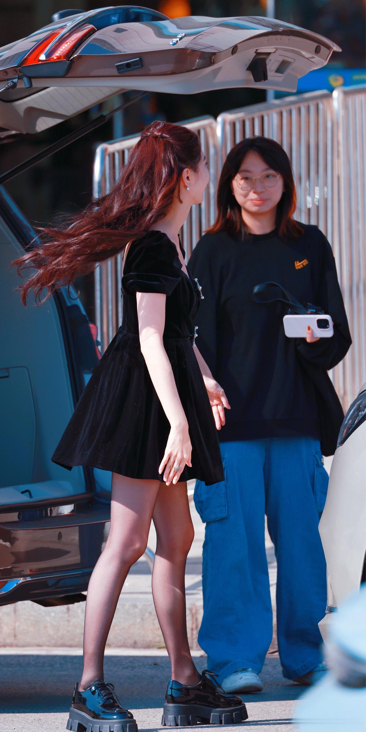 江疏影黑色丝袜美腿外拍生图照[2]