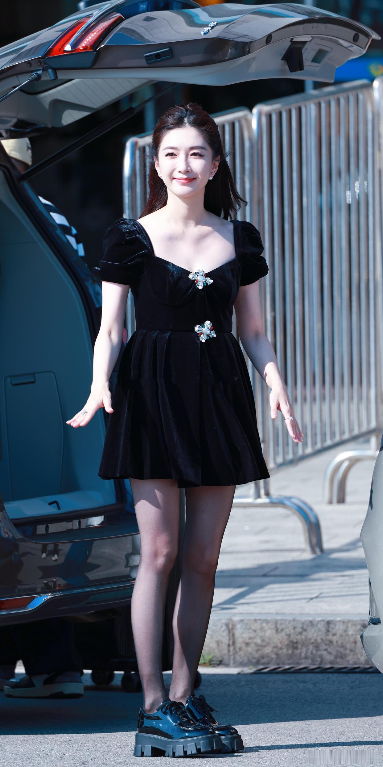 江疏影黑色丝袜美腿外拍生图照[6]