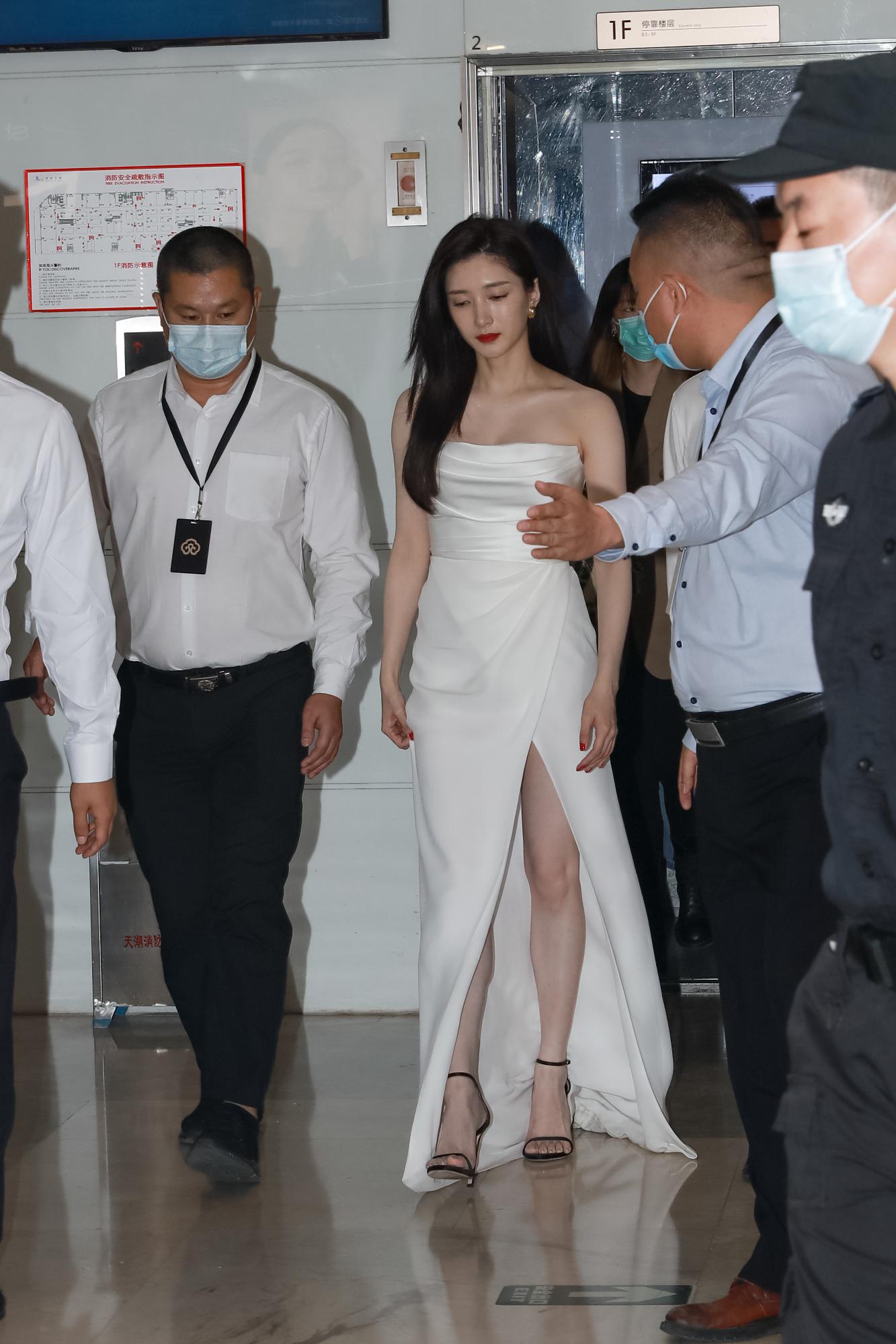 江疏影白色半叉长裙礼服美腿尽露生图照[7]