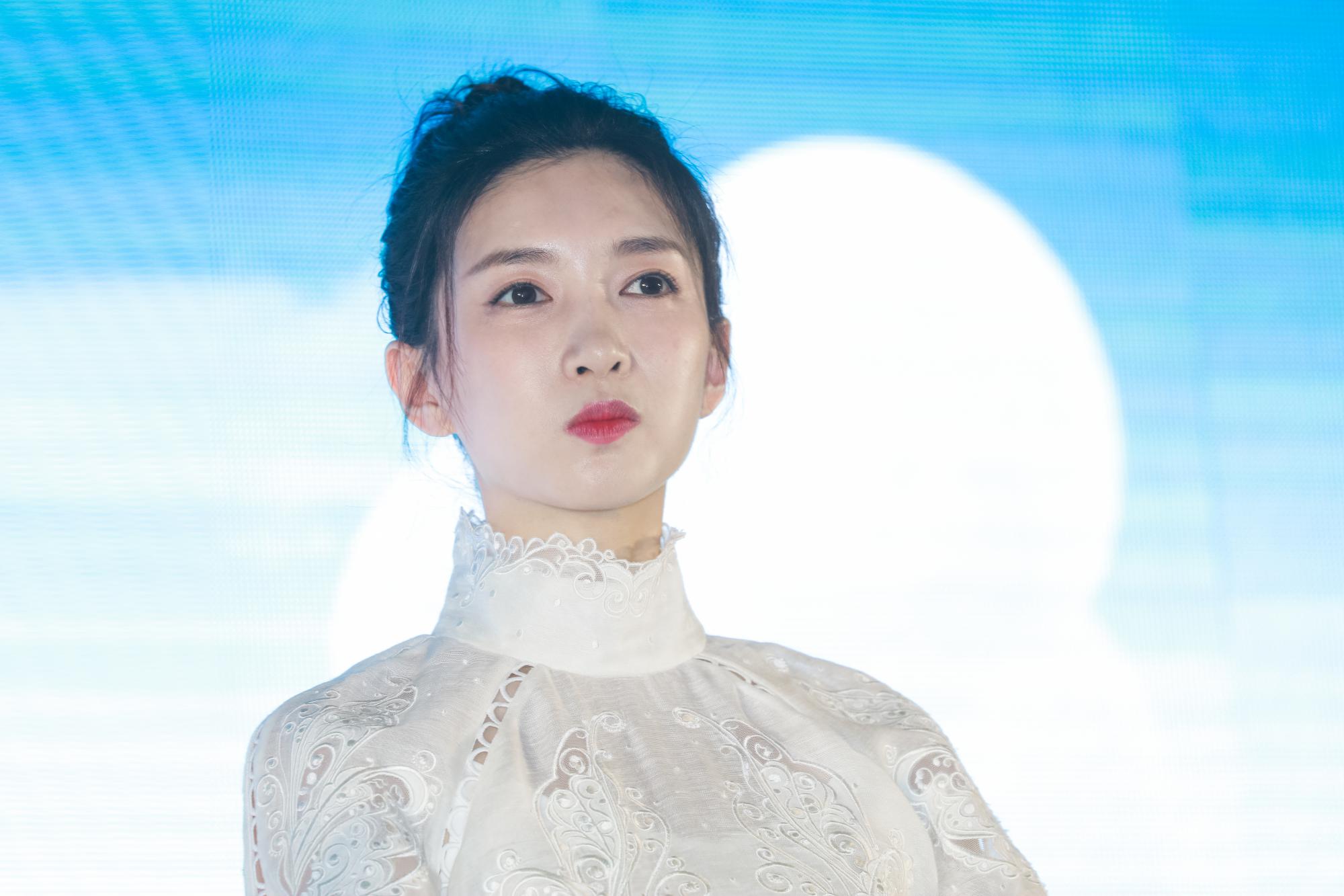 江疏影超短花裙大长腿白色高跟现场广告代言生图[8]