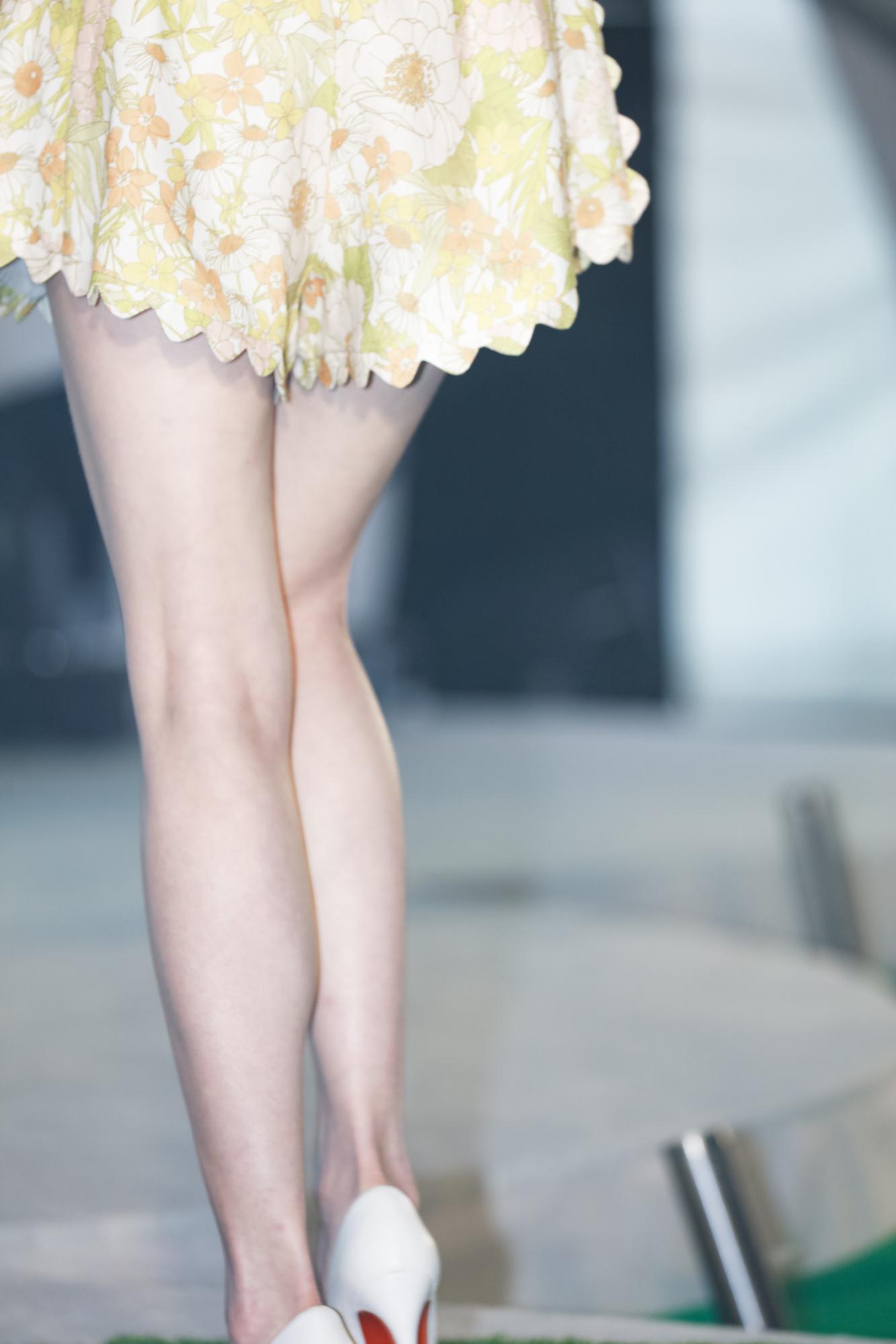 江疏影超短花裙美腿白色高跟现场广告代言生图[3]