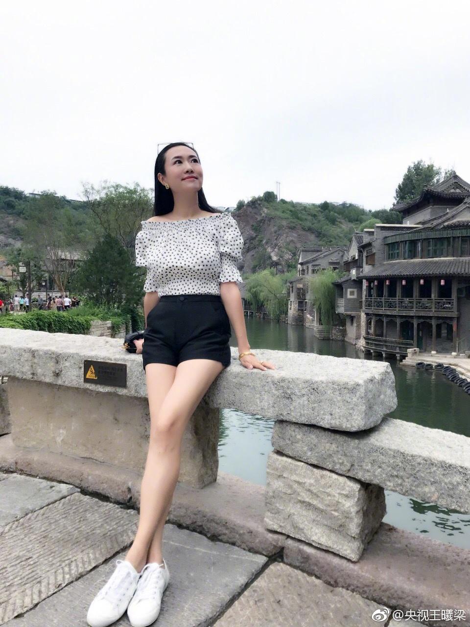 王曦梁生活照裸腿高跟,长腿黑丝性感照,性感短裙大尺度照片[6]