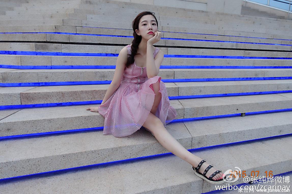 江苏卫视女主持人张纯烨清纯长裙白衬衫大长腿性感写真图片[3]