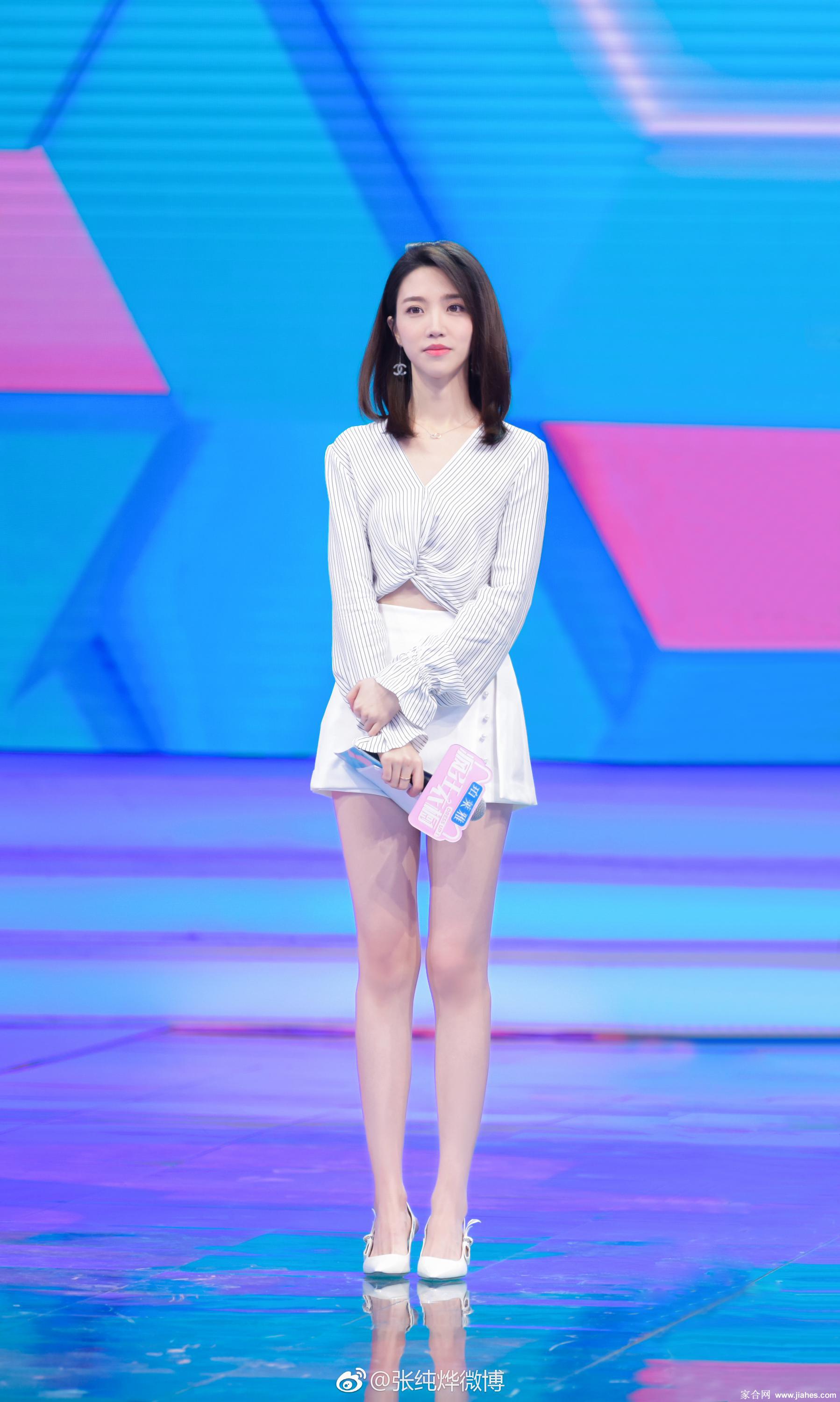 新相亲时代女主持人张纯烨性感包臀短裙白嫩长腿高跟现场主持图片[4]