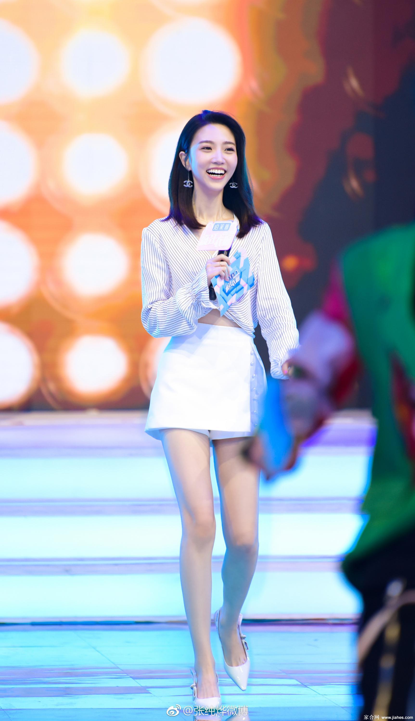 新相亲时代女主持人张纯烨性感包臀短裙白嫩长腿高跟现场主持图片[5]