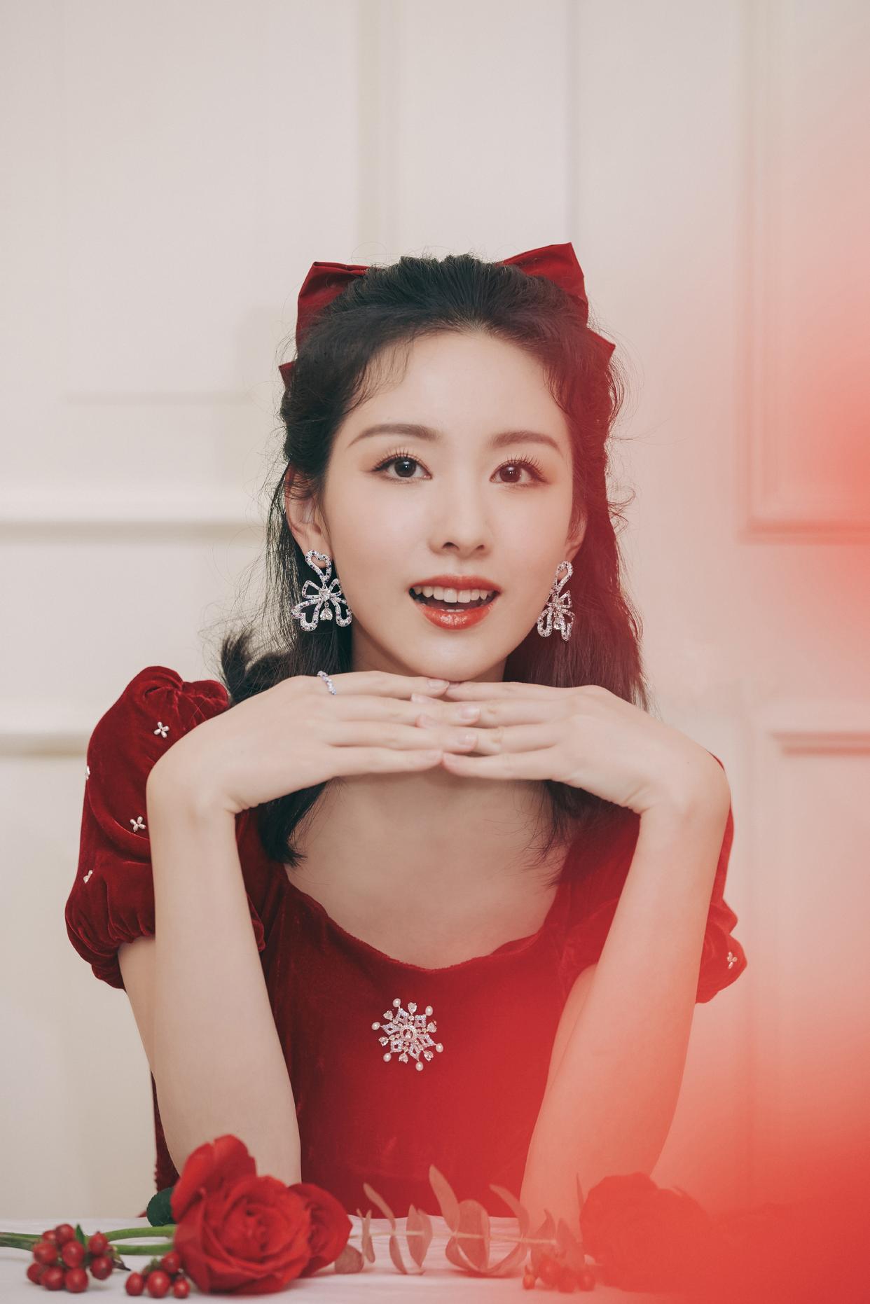 陈都灵玫瑰色连衣长裙清新灵动[2]