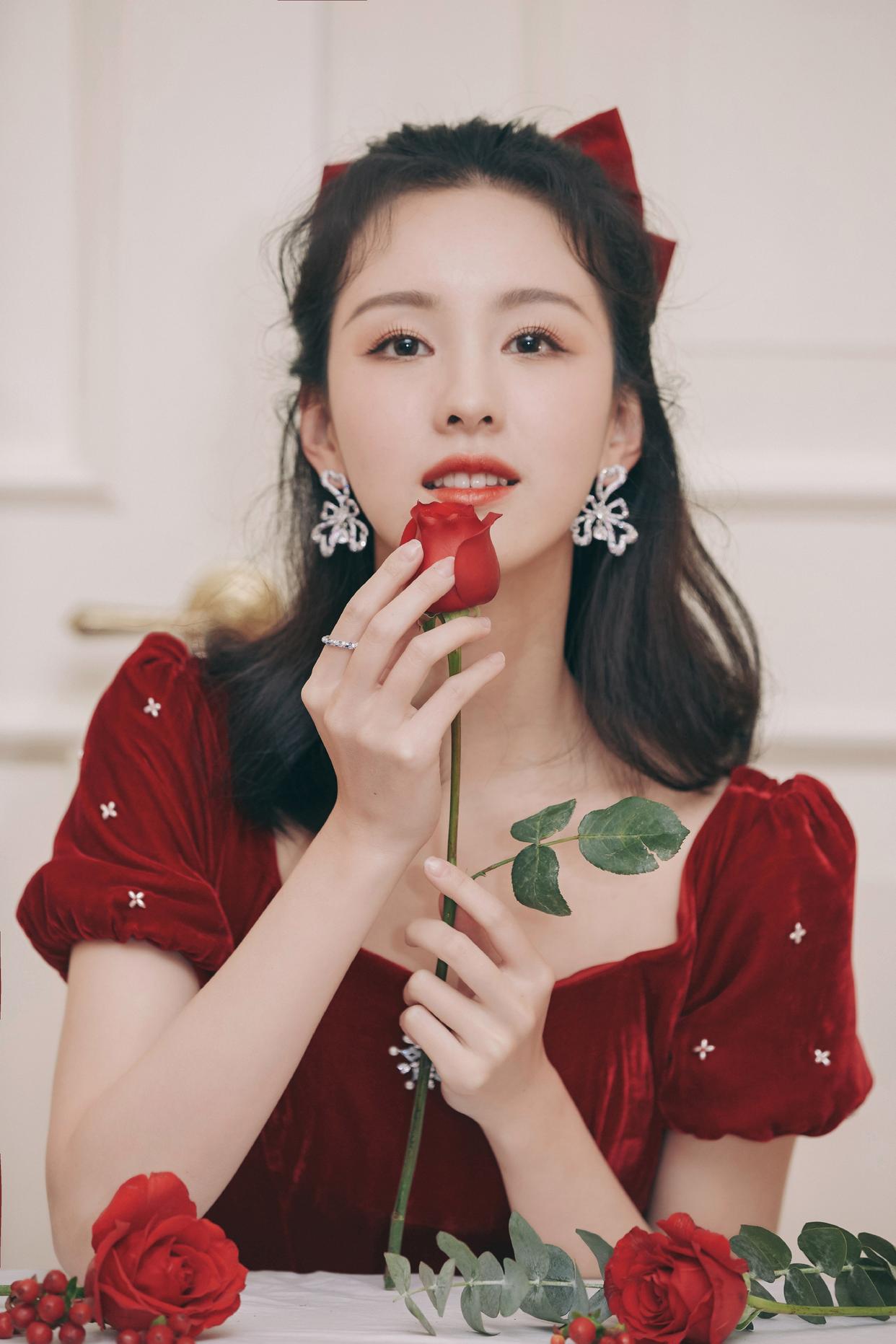 陈都灵玫瑰色连衣长裙清新灵动[7]