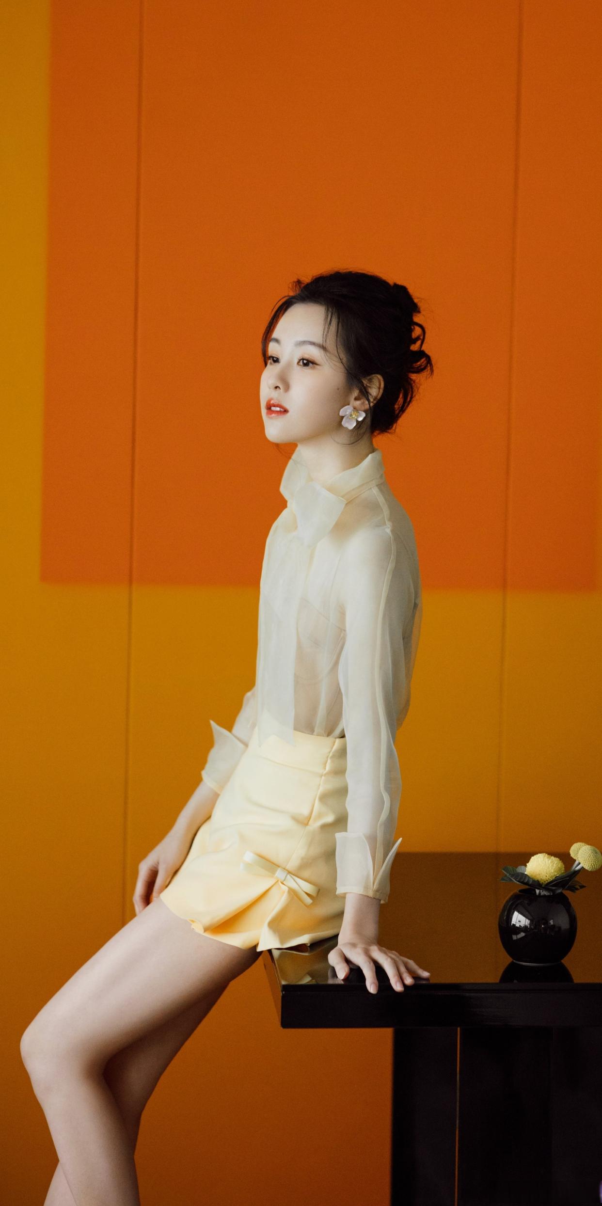 陈都灵黄色短裤细长美腿高跟写真[2]