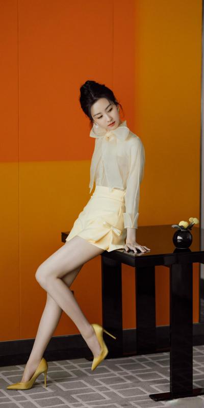 陈都灵黄色短裤细长美腿高跟写真