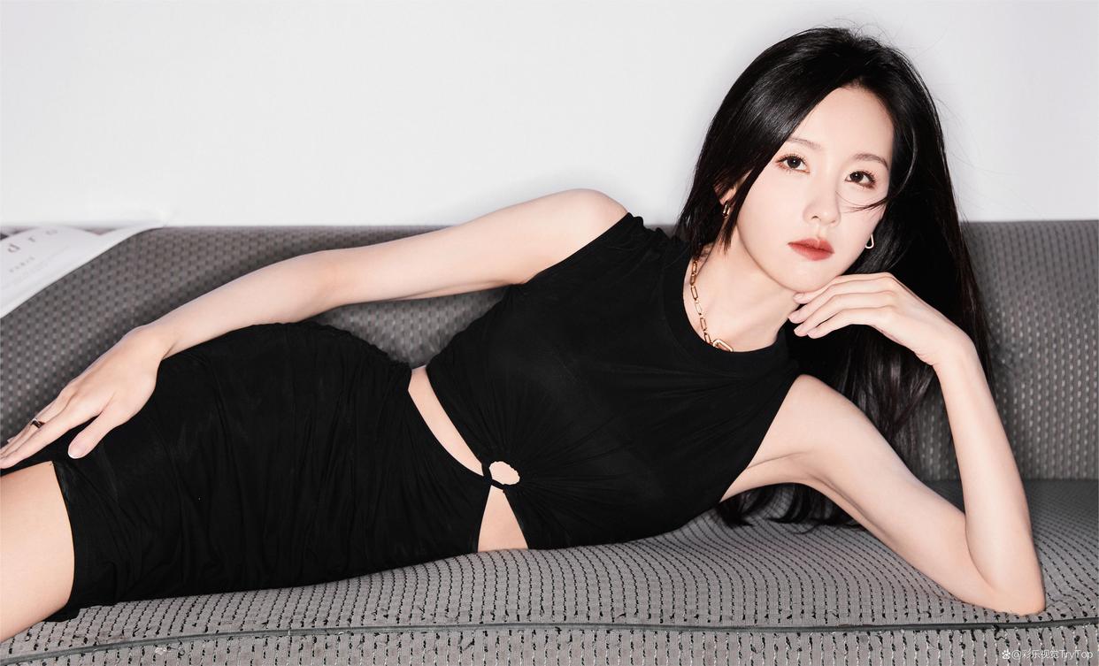 陈都灵黑色连衣裙美腿高跟写真[3]