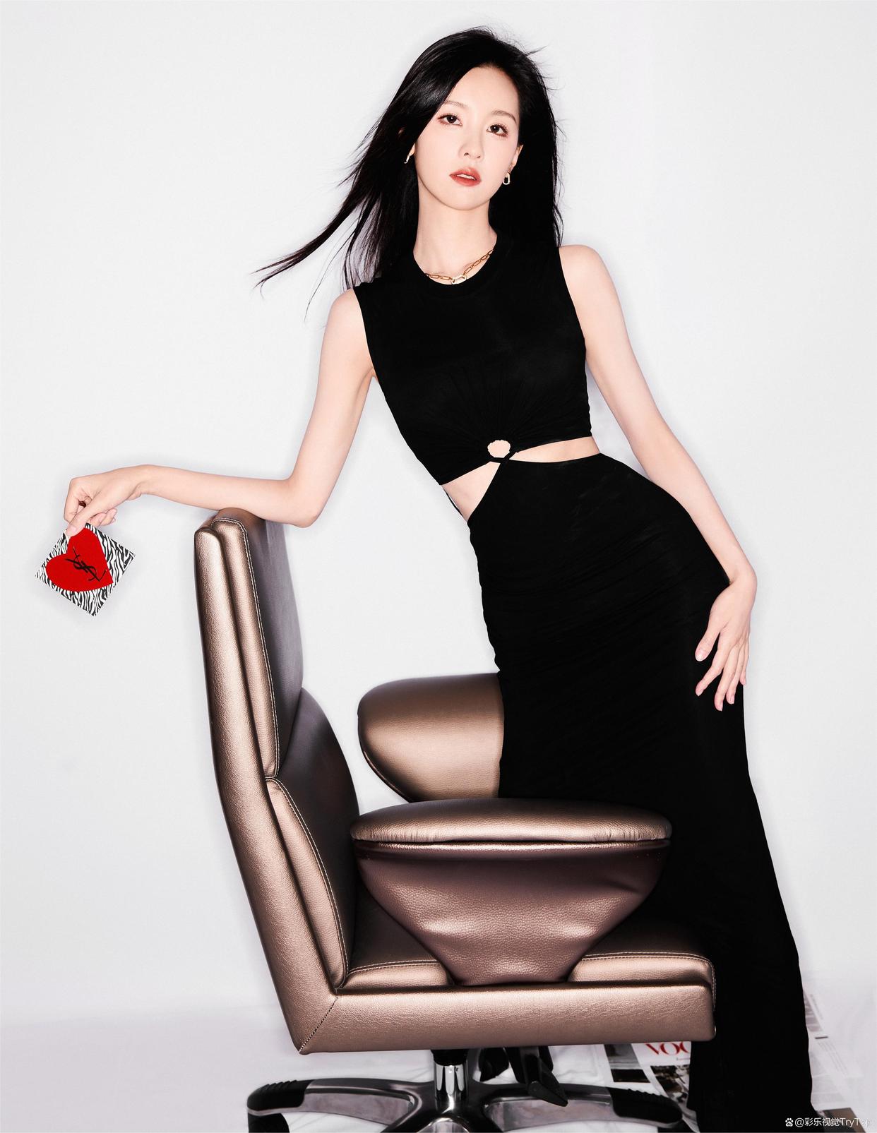 陈都灵黑色连衣裙美腿高跟写真[4]