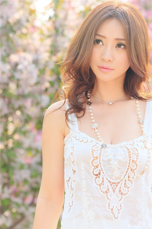 女神柳岩桃花源小清新写真 纯白长裙低调露胸[6]