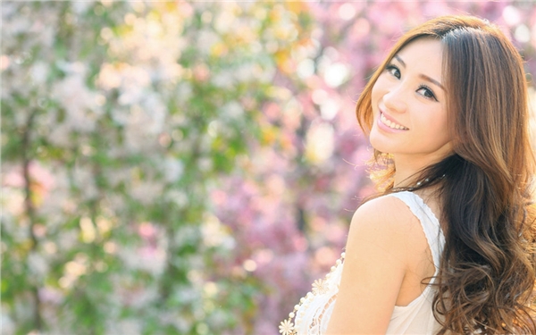 女神柳岩桃花源小清新写真 纯白长裙低调露胸[7]