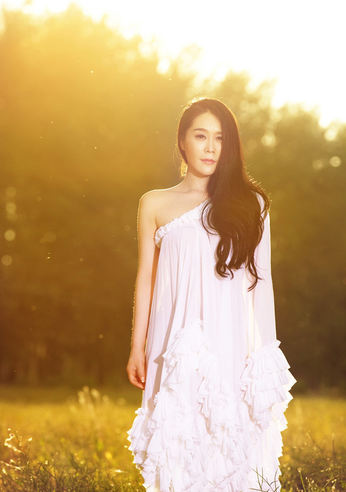 王菲菲黄昏唯美写真 露肩性感显唯美[2]