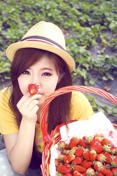 宅男女神赵奕欢生活照写真  草莓嫩唇吸引人迷人[2]