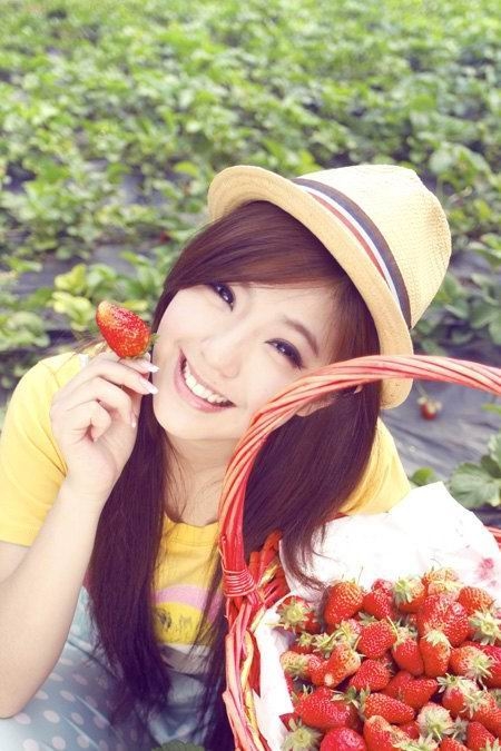宅男女神赵奕欢生活照写真  草莓嫩唇吸引人迷人[3]