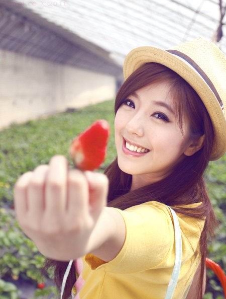 宅男女神赵奕欢生活照写真  草莓嫩唇吸引人迷人[5]