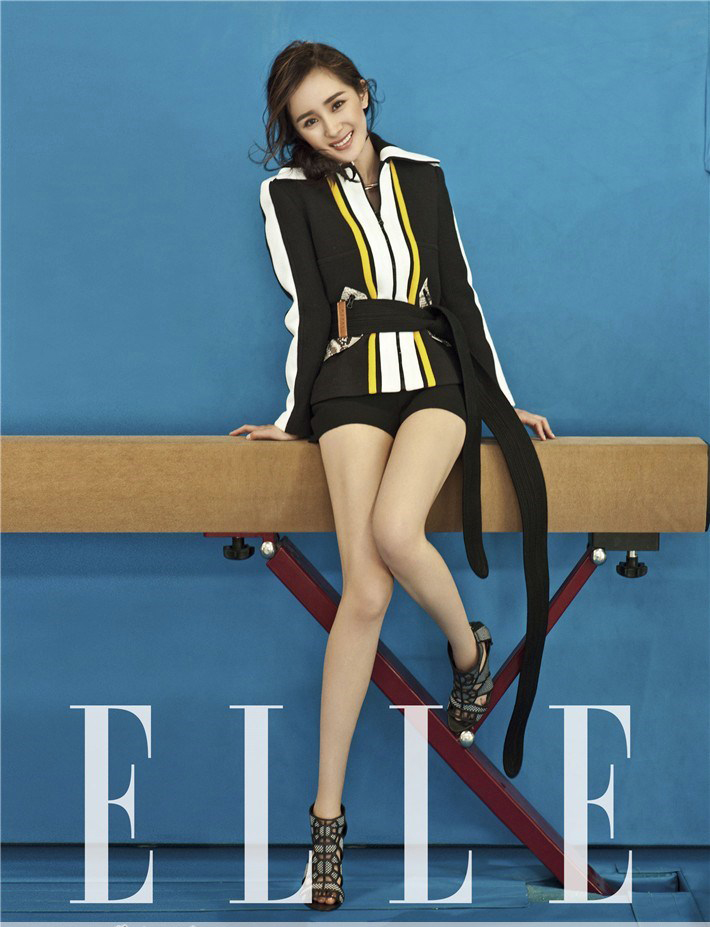 杨幂登时尚杂志封面 秀美腿展甜美性感[4]