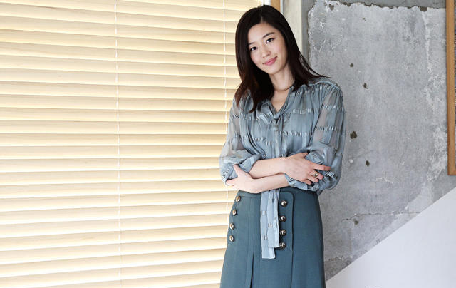 全智贤一改高冷范儿 短裙配淡妆出镜似邻家少女[2]
