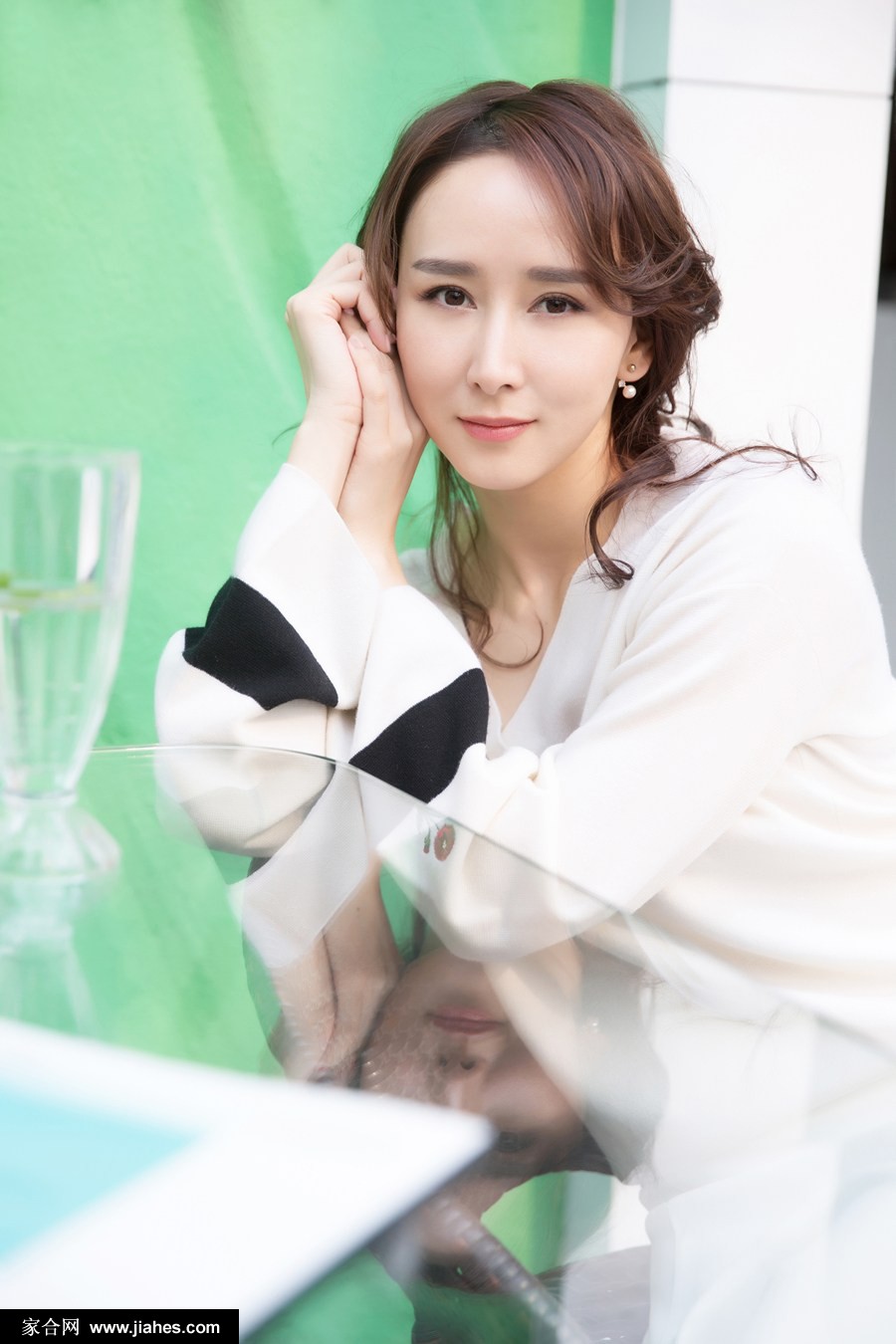 胡静咖啡馆前恬静优雅时尚魅力写真大片[3]