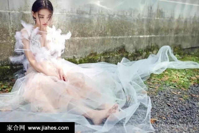 张馨予白纱裙唯美写真充满灵气[8]