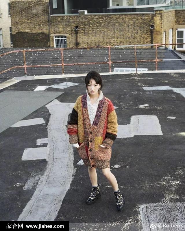 周冬雨茧型大衣最美LOOK时尚写真[6]