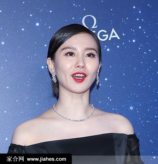 刘诗诗优雅黑裙红唇惊艳举止大方开心甜笑图片[3]