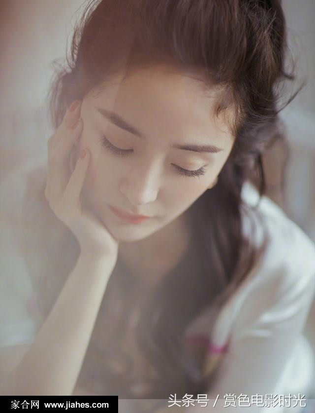 杨幂身穿蓝黄格子裙化身“少女幂”图片[3]