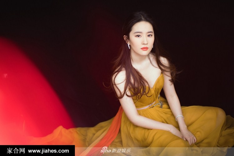 瓷肌美人刘亦菲黄色抹胸纱裙如画中仙子明媚娇艳[3]