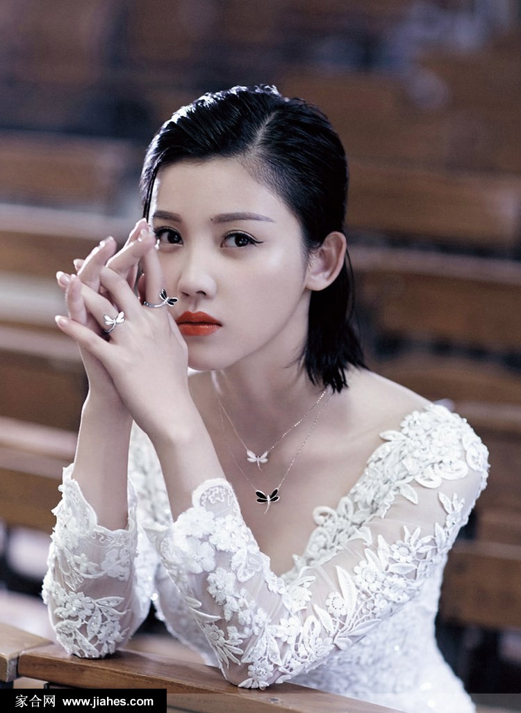 杨子姗烈焰红唇精致盘发白纱裙黑白时尚写真图片[9]