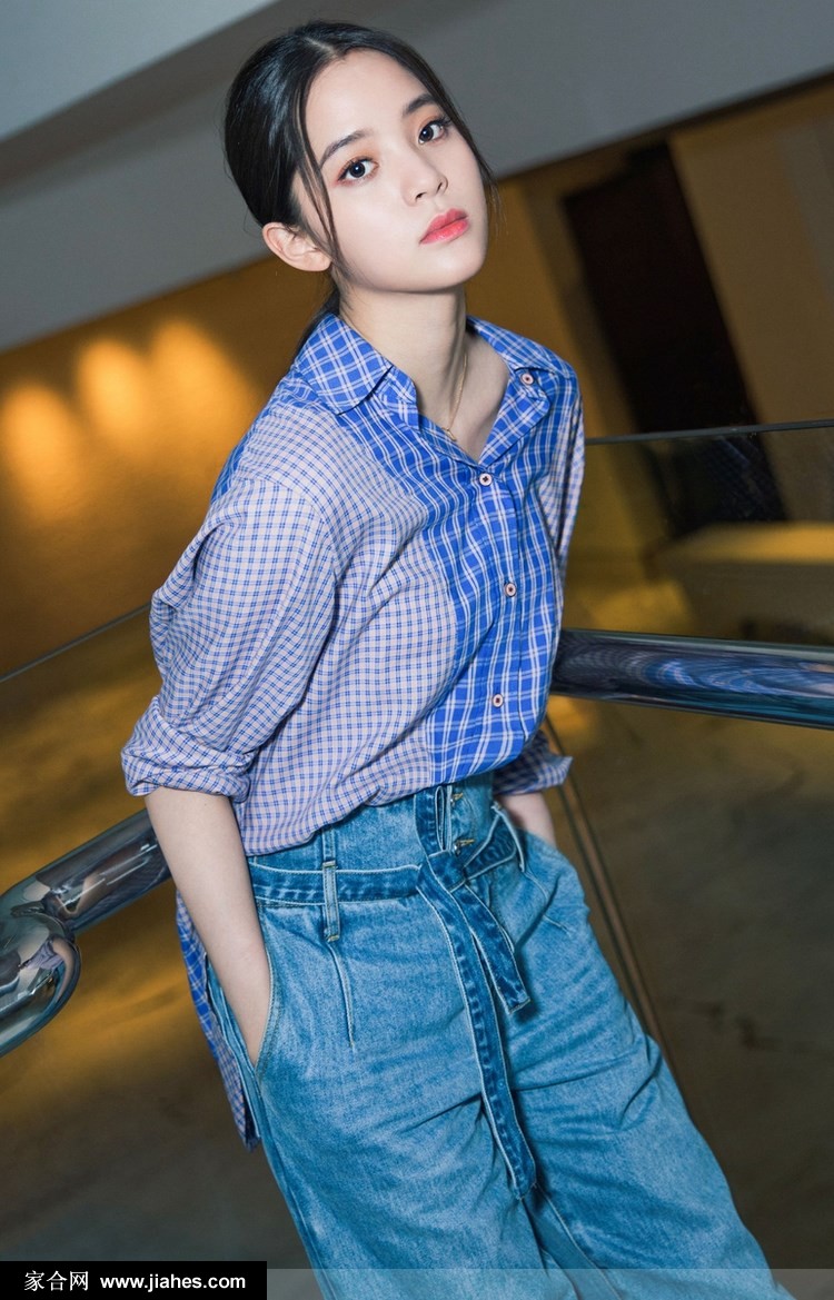 欧阳娜娜化身盐系少女低扎马尾清新灵动写真图片[2]