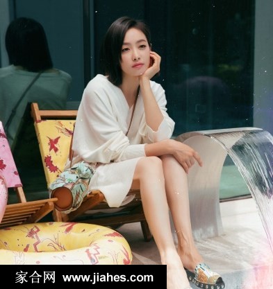 宋茜乌黑短发口中衔花唯美回眸玫瑰园清新写真图片[6]