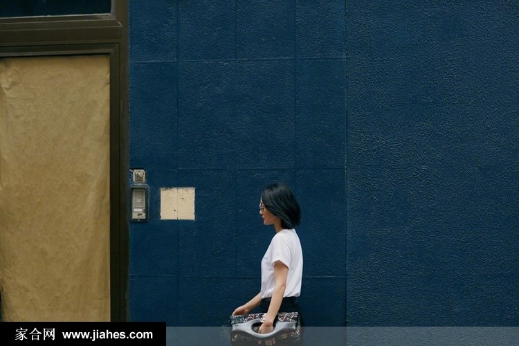 周迅轻松悠然漫步街头一颦一笑尽显韵味写真图片[5]