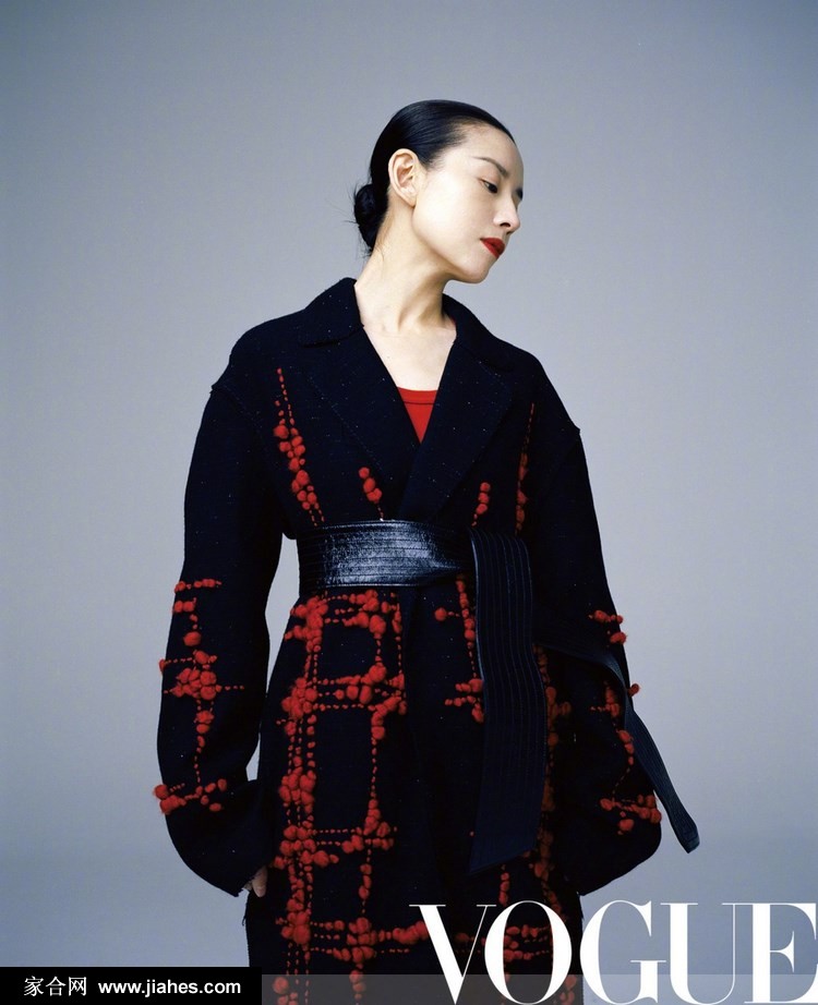 董洁娇艳红唇油亮大背头秀完美侧颜女人味写真图片[5]