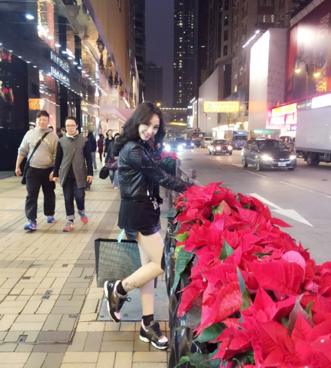 美女柳岩街头自拍照 大秀修长美腿[6]