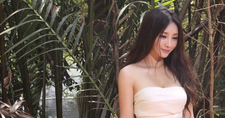性感女星柳岩抹胸挡不住豪乳[2]