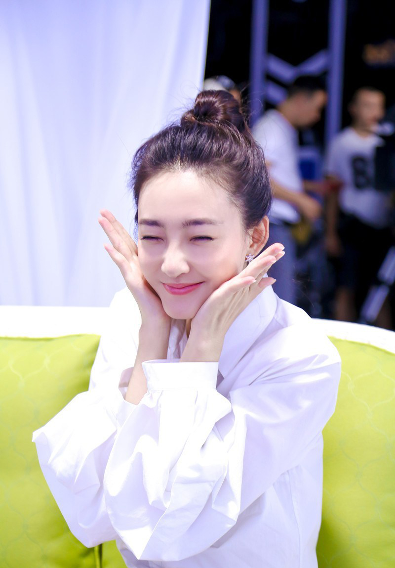 王丽坤片场变小清新萌妹子[3]