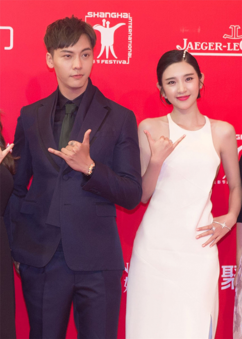 唐艺昕黑色鱼嘴高跟鞋亮相小露性感不失得体