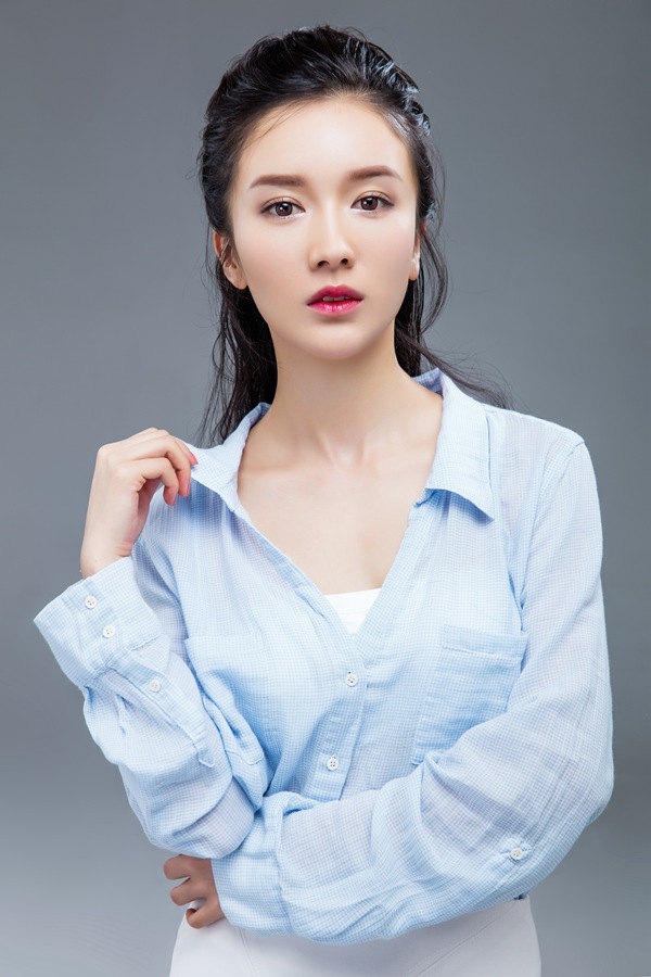 李艾瑾都市清新女人率性制服诱惑写真[5]