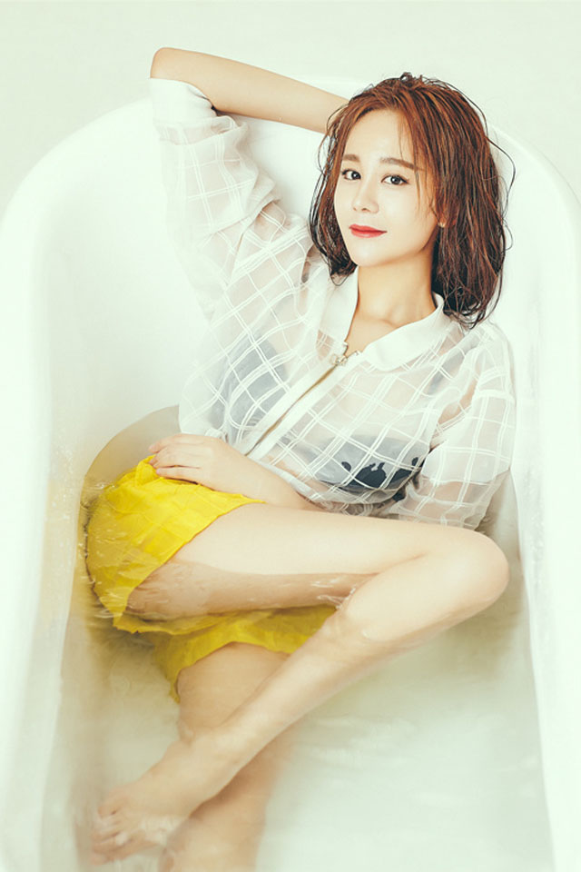 美女明星海陆浴室湿身大片