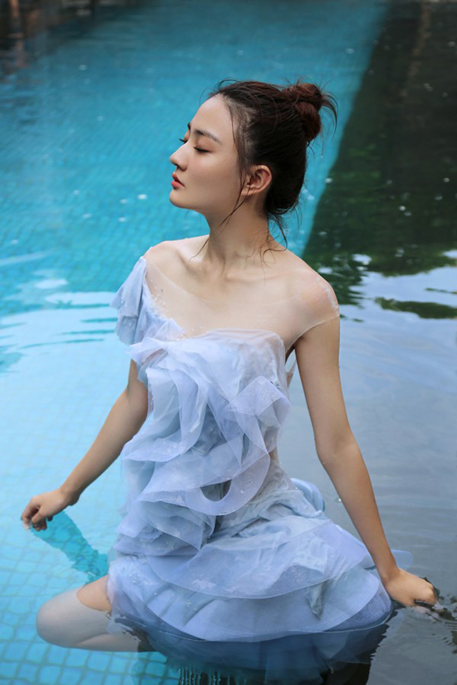 美女演员徐璐水中精灵唯美写真[3]