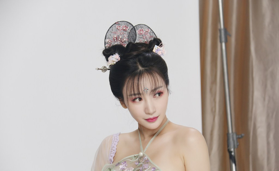 柳岩着薄纱肚兜秀美背上围丰满性感撩人[4]