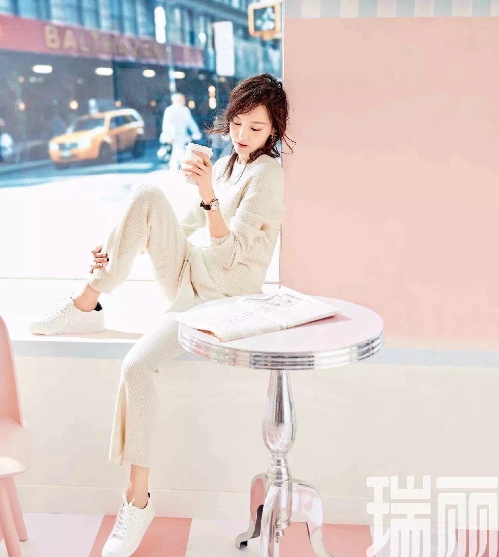 唐嫣登上瑞丽服饰美容封面化身甜蜜乐天少女[4]