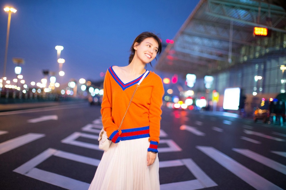 马思纯机场身着橘色V领针织衫搭配手袋甜美十足少女风[5]