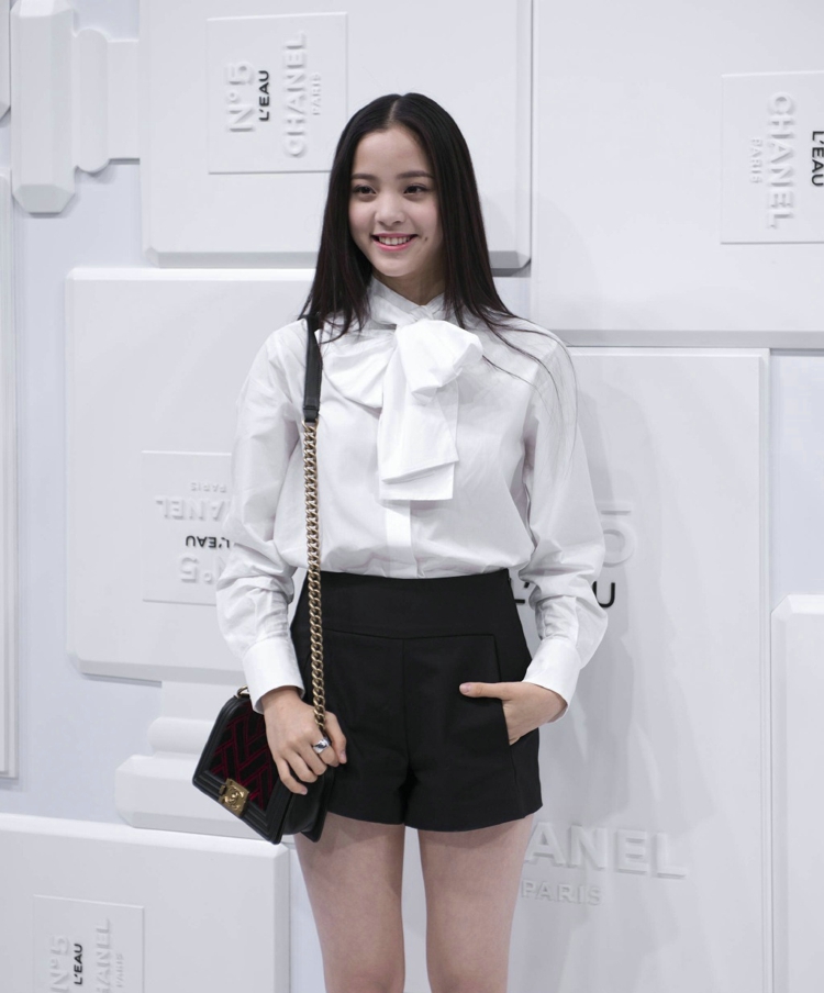 欧阳娜娜出席Chanel 新款香水活动清新甜美[3]
