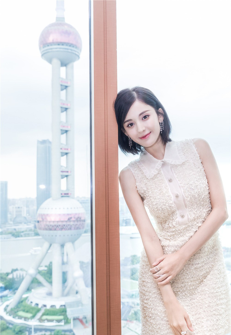 古力娜扎亮相品牌活动清新甜美气质出众[6]