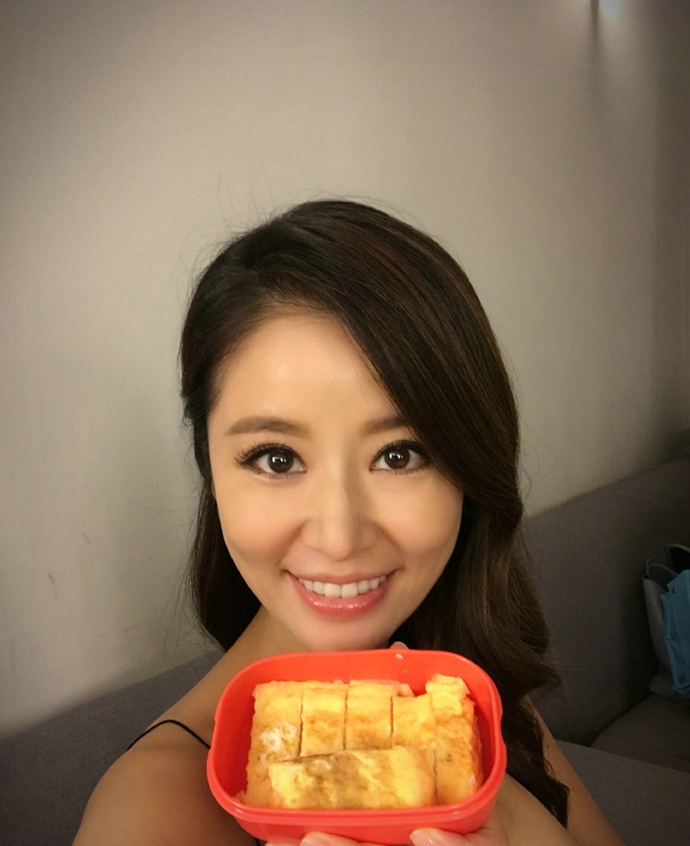 林心如晒出吃货照 扎丸子头素颜还是这么漂亮
