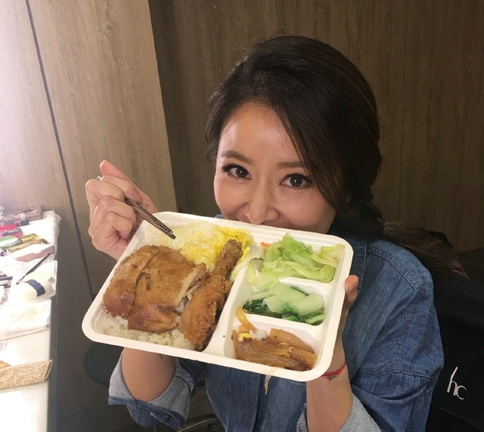 林心如晒出吃货照 扎丸子头素颜还是这么漂亮[2]